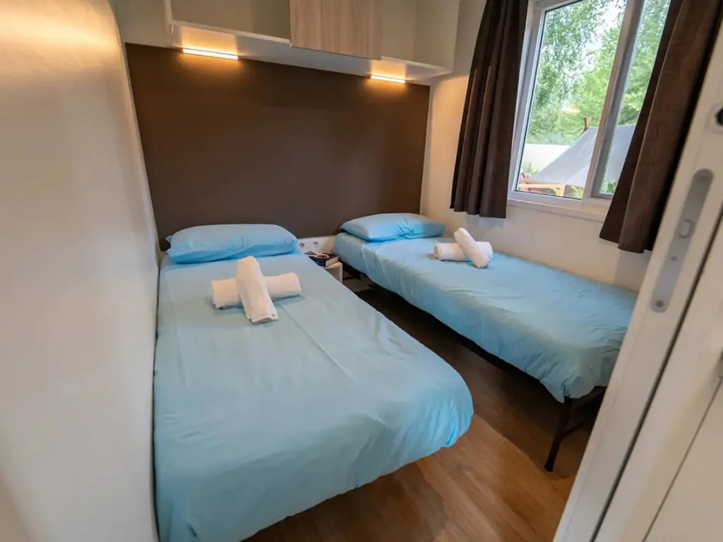 weekend-glamping-resort-next-xl-superior-bedrooms-single-beds