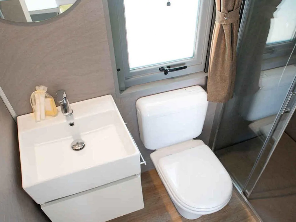 weekend-glamping-resort-next-xl-superior-interior-bathroom