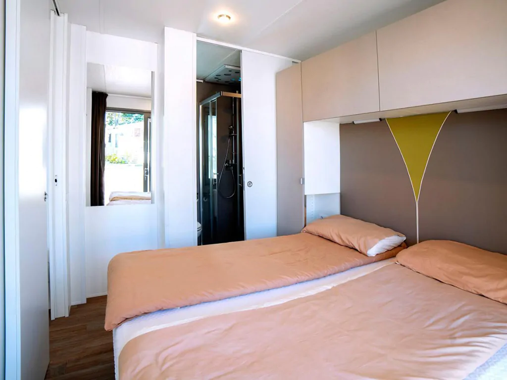 weekend-glamping-resort-next-xl-superior-interior-bedroom-double-bed