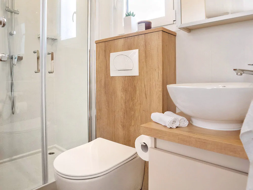 campsite-bivillage-mobile-home-premium-interior-bathroom