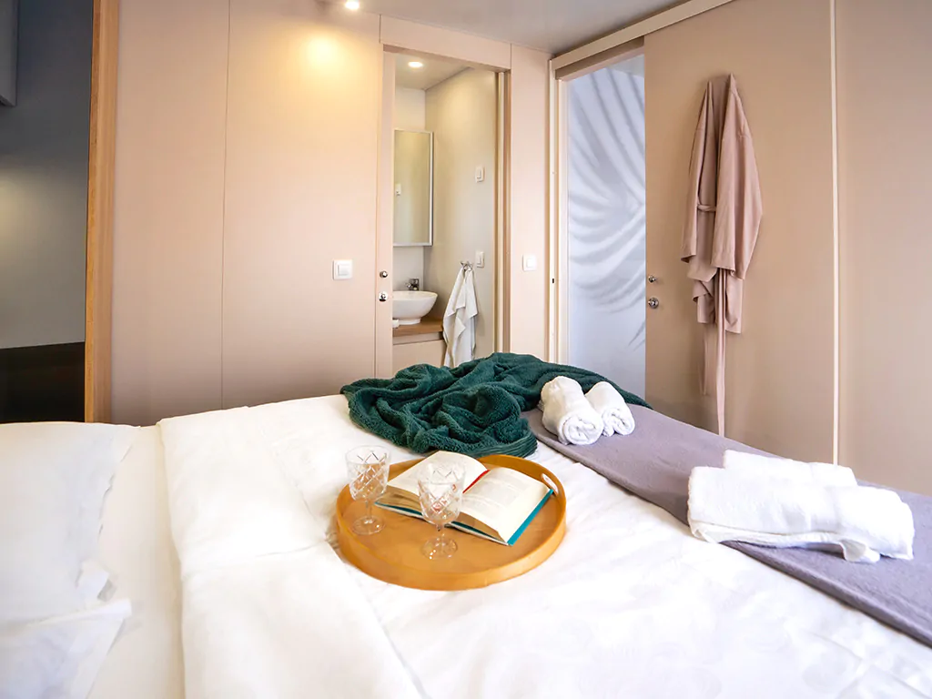 campsite-bivillage-mobile-home-premium-interior-bedroom-double-bed-i
