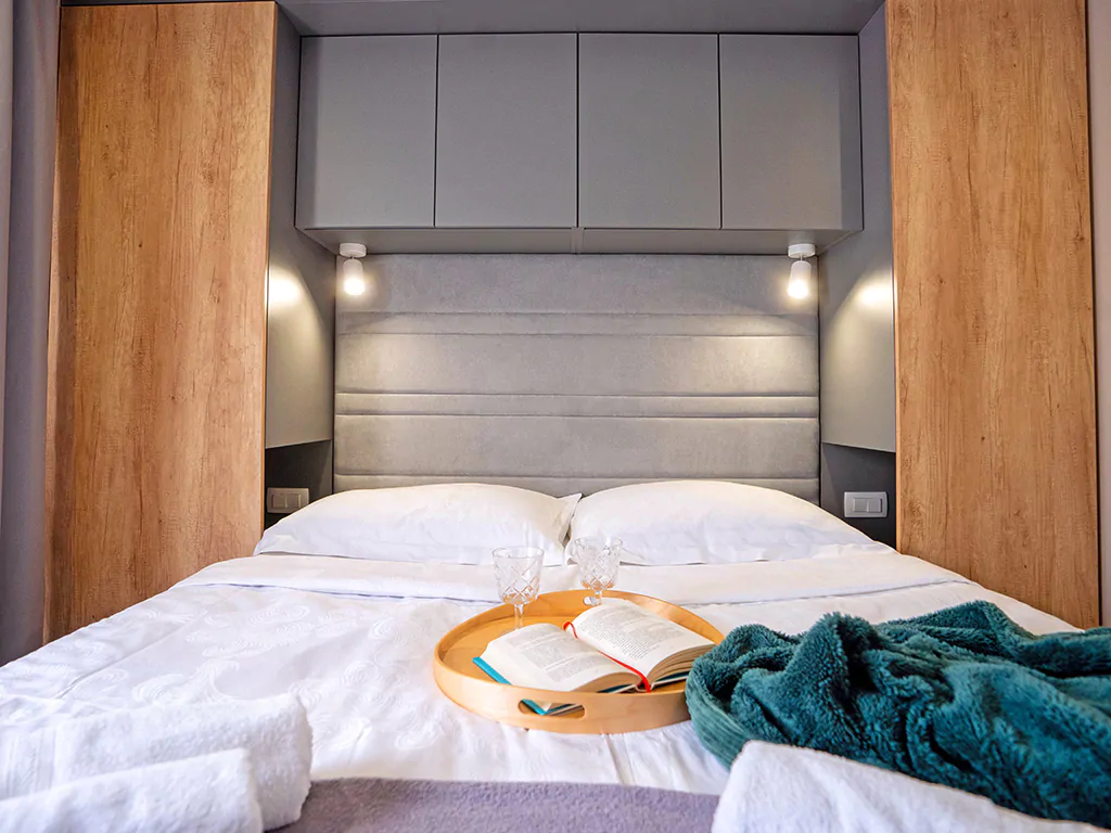 campsite-bivillage-mobile-home-premium-interior-bedroom-double-bed-iii