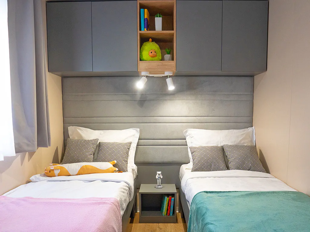 campsite-bivillage-mobile-home-premium-interior-bedroom-double-bed