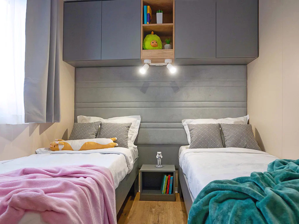 campsite-bivillage-mobile-home-premium-interior-bedroom-single-beds