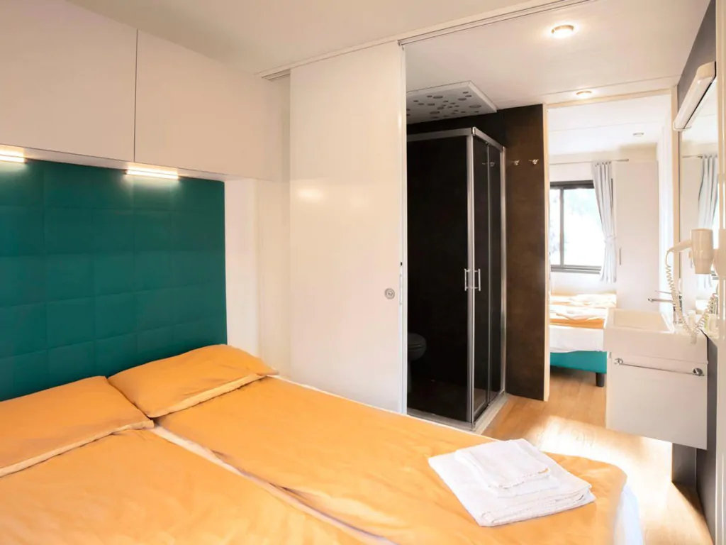 vacanze-glamping-boutique-interior-single-beds
