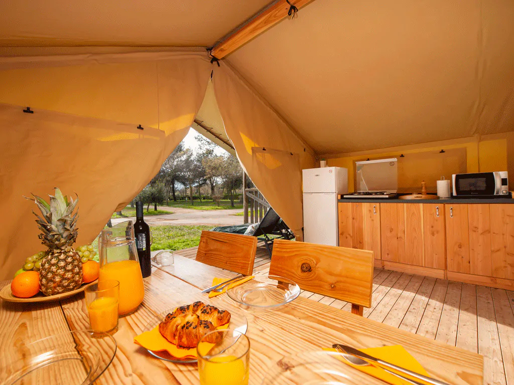 campsite-bivillage-glamping-tent-standard-interior-kitchen