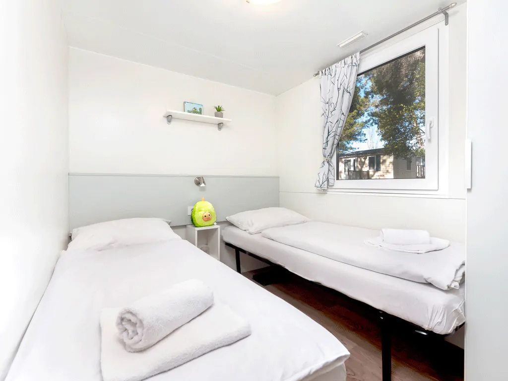 campsite-bivillage-mobile-home-comfort-family-interior-bedroom-single-beds-i