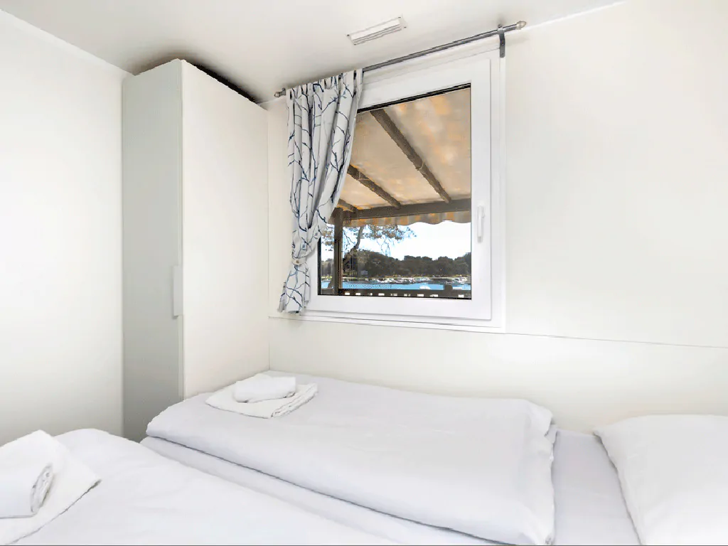 campsite-bivillage-mobile-home-comfort-family-partial-sea-view-interior-bedroom-single-beds