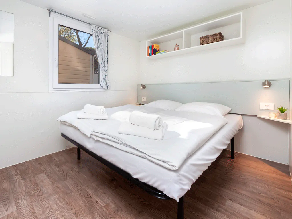 campsite-bivillage-mobile-home-relax-interior-bedroom-double-bed