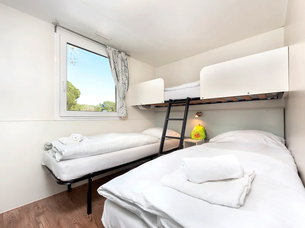 campsite-bivillage-mobile-home-relax-interior-bedroom-single-beds-bunk-bed