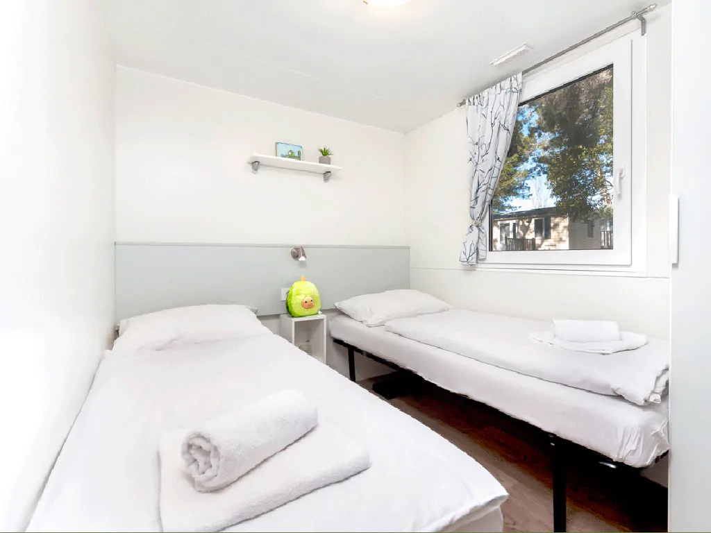 campsite-bivillage-mobile-home-sea-view-interior-bedroom-single-beds-i