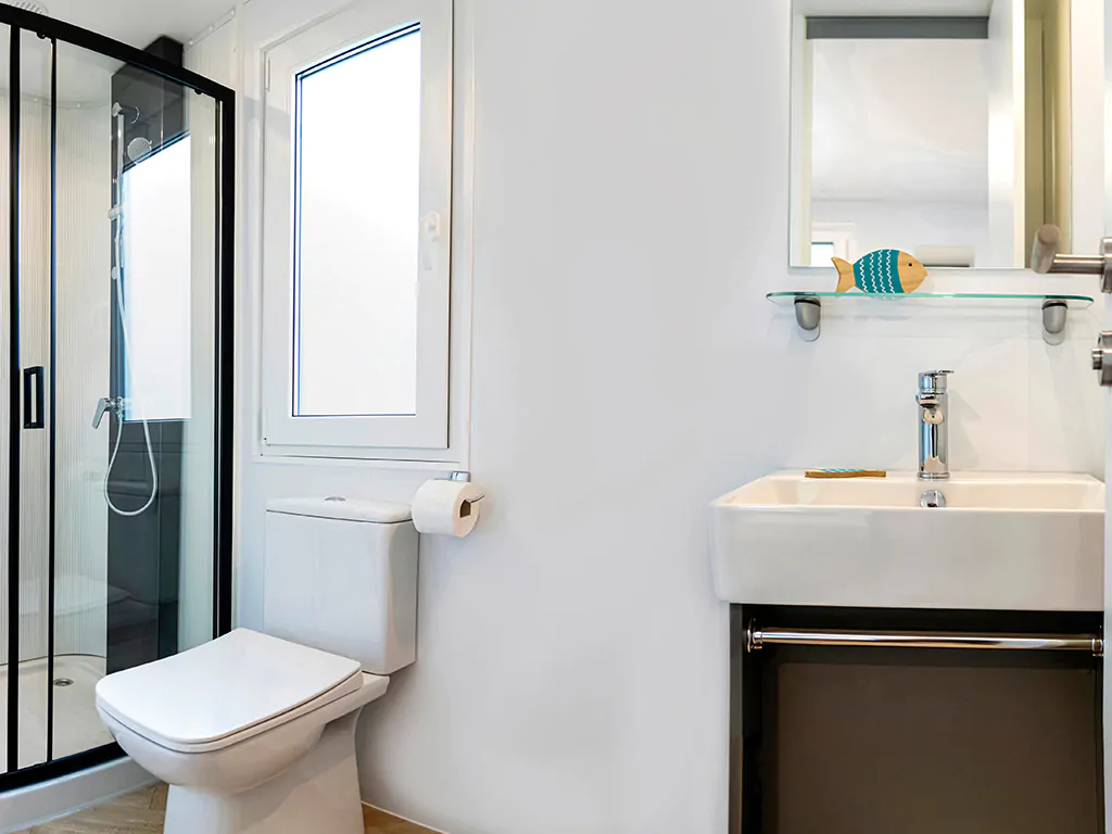 campsite-galeb-mobile-home-adria-superior-c-bathroom