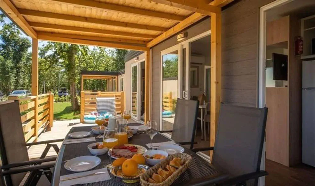 campsite-park-umag-mobile-home-comfort-2-bathrooms-exterior-terrace-table
