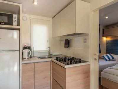 campsite-park-umag-mobile-home-comfort-2-bathrooms-interior-kitchen-bedroom