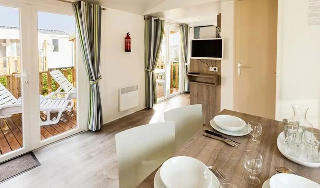 campsite-park-umag-mobile-home-comfort-for-6-persons-interior-kitchen-table-living-room