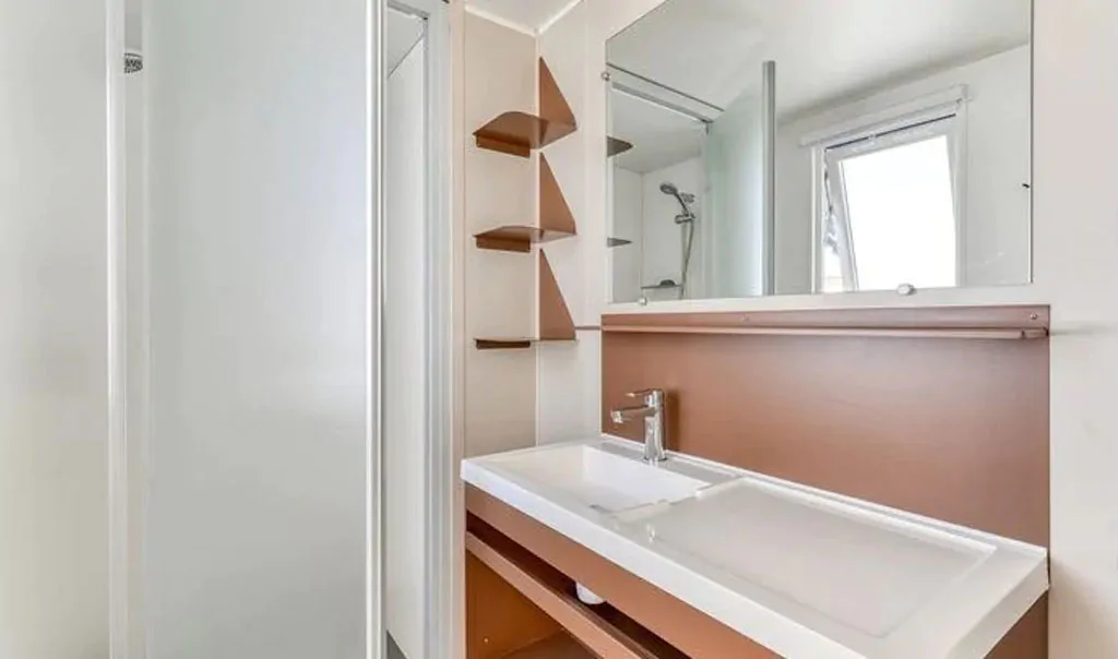 campsite-park-umag-mobile-home-premium-balcony-for-6-persons-interior-bathroom-shower