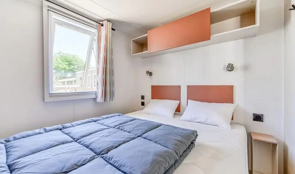 campsite-park-umag-mobile-home-premium-balcony-for-6-persons-interior-bedroom-double-bed