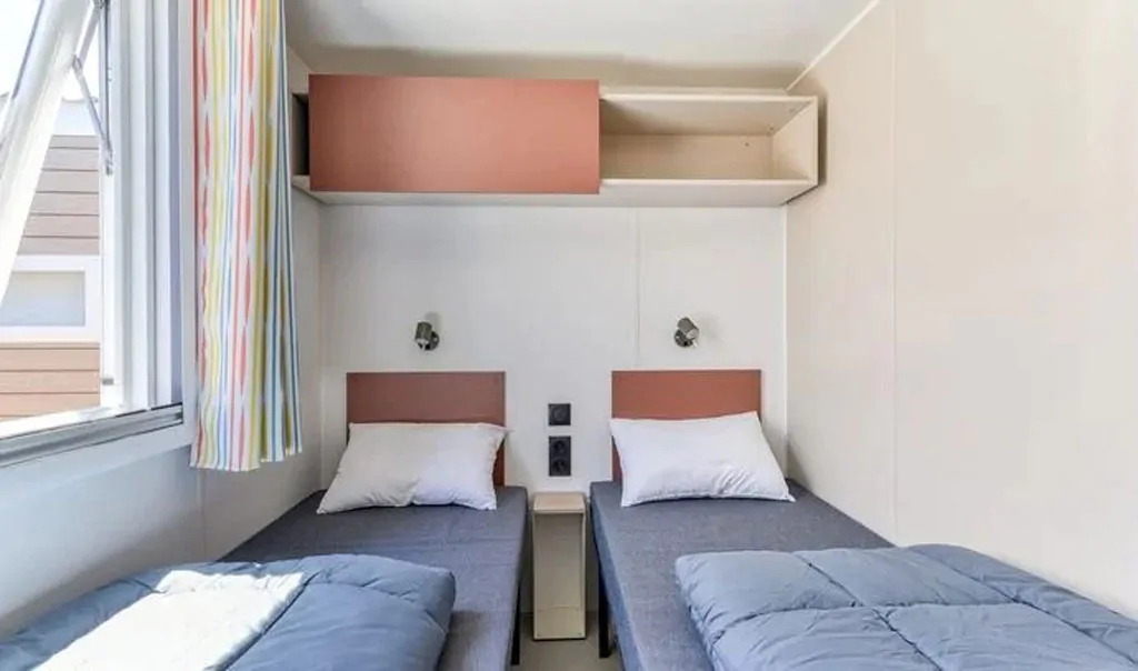 campsite-park-umag-mobile-home-premium-balcony-for-6-persons-interior-bedroom-single-beds