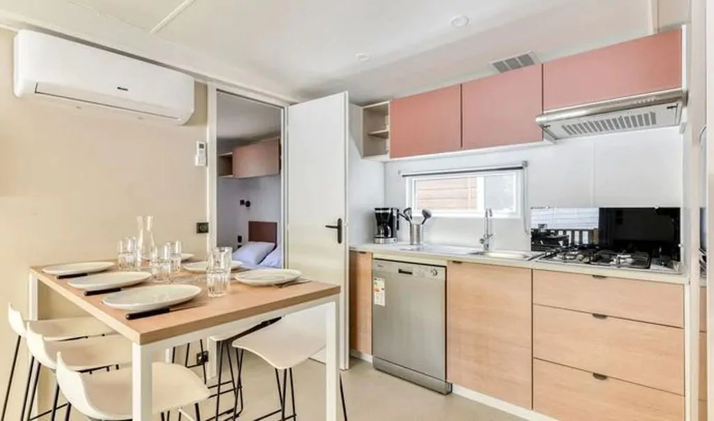 campsite-park-umag-mobile-home-premium-balcony-for-6-persons-interior-kitchen-table