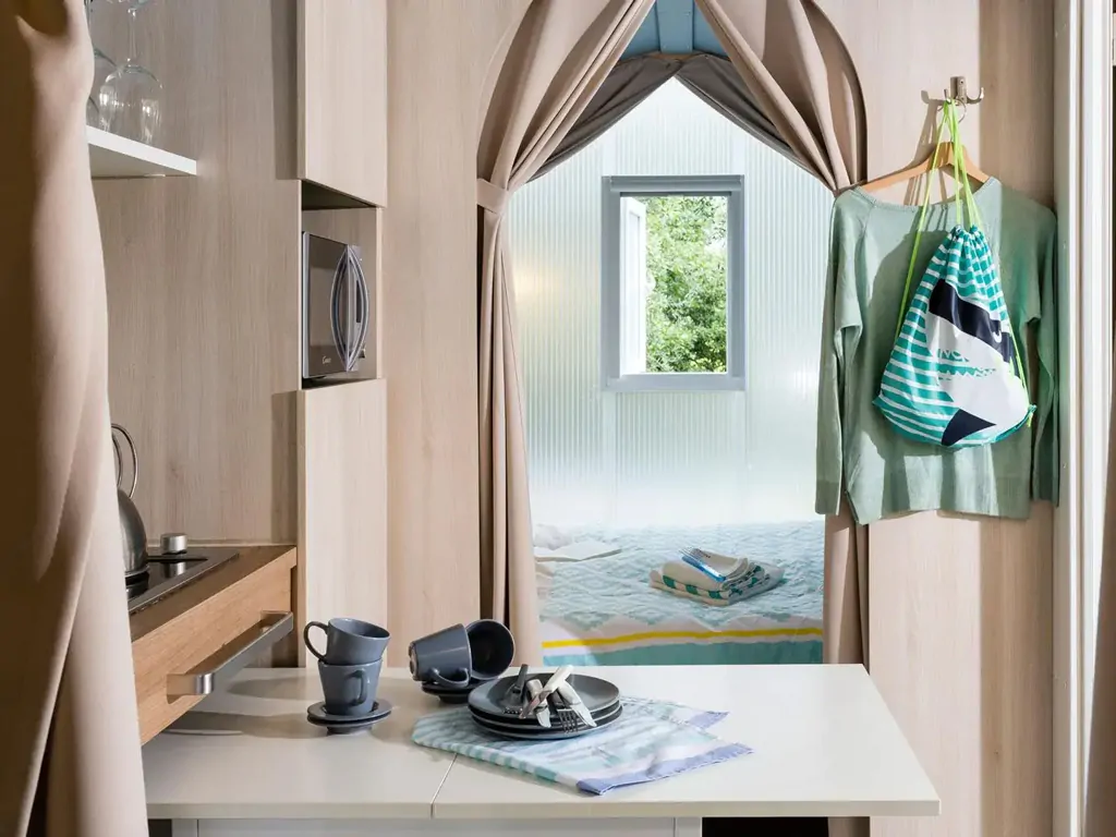 sivinos-camping-boutique-glamping-tent-coco-suite-interior-kitchen