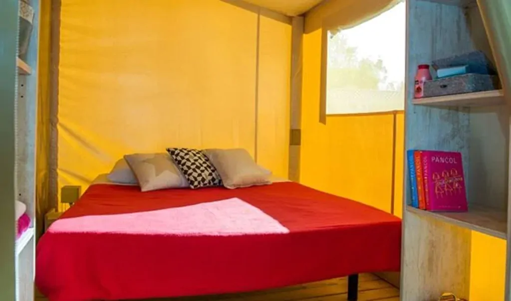 lanterna-premium-resort-lodge-4-1-interior-double-bed-2