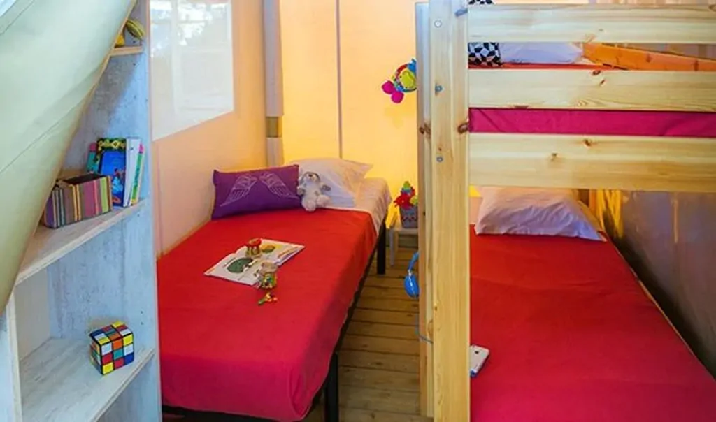 lanterna-premium-resort-lodge-4-1-interior-single-beds-2