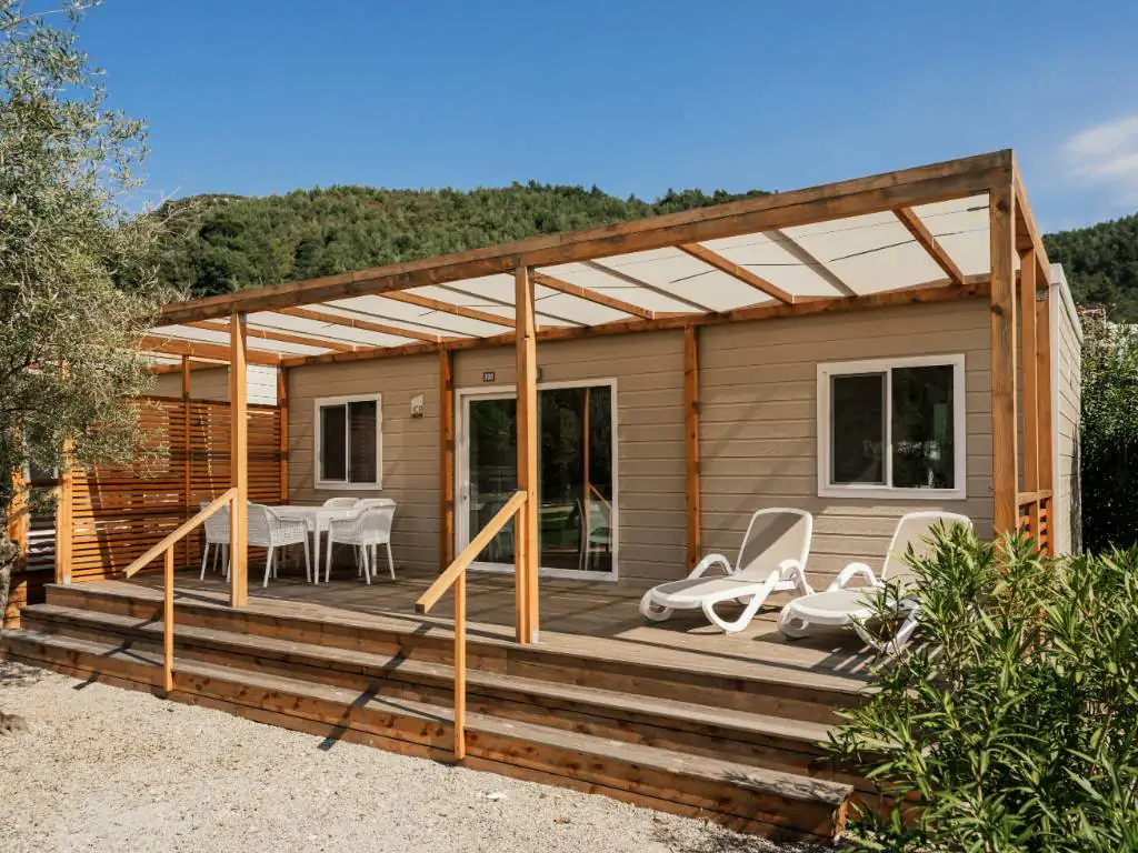 kamp-oliva-premuim-4-front-view-form-the-side