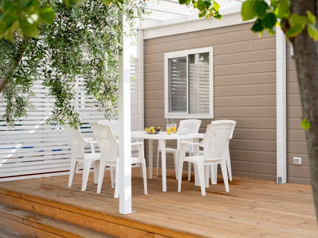 kamp-oliva-premuim-4-terrace-with-dining-table