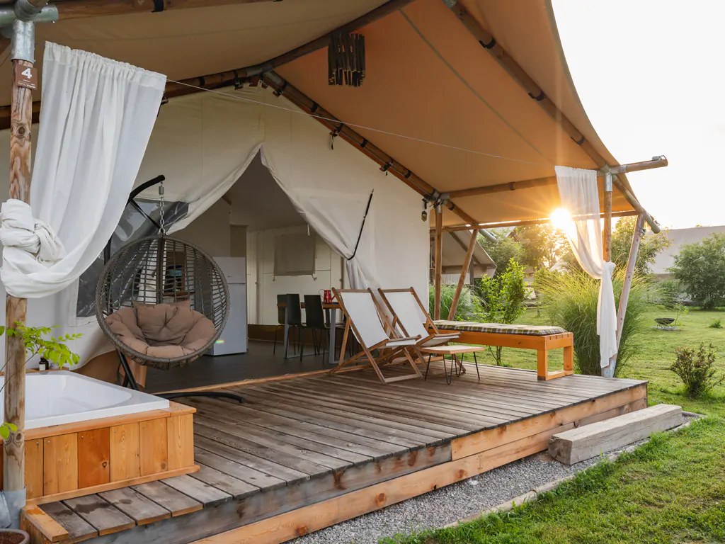 kolpa-resort-glaming-exterior-tent-front-view-terrace