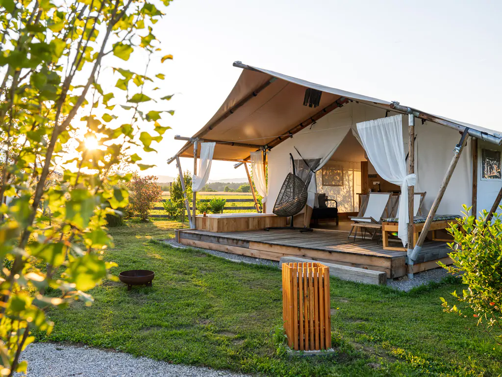 kolpa-resort-glaming-exterior-tent-front-view