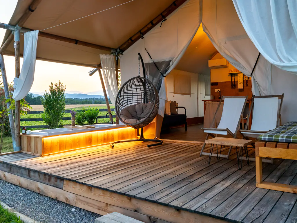 kolpa-resort-glaming-exterior-tent-terrace