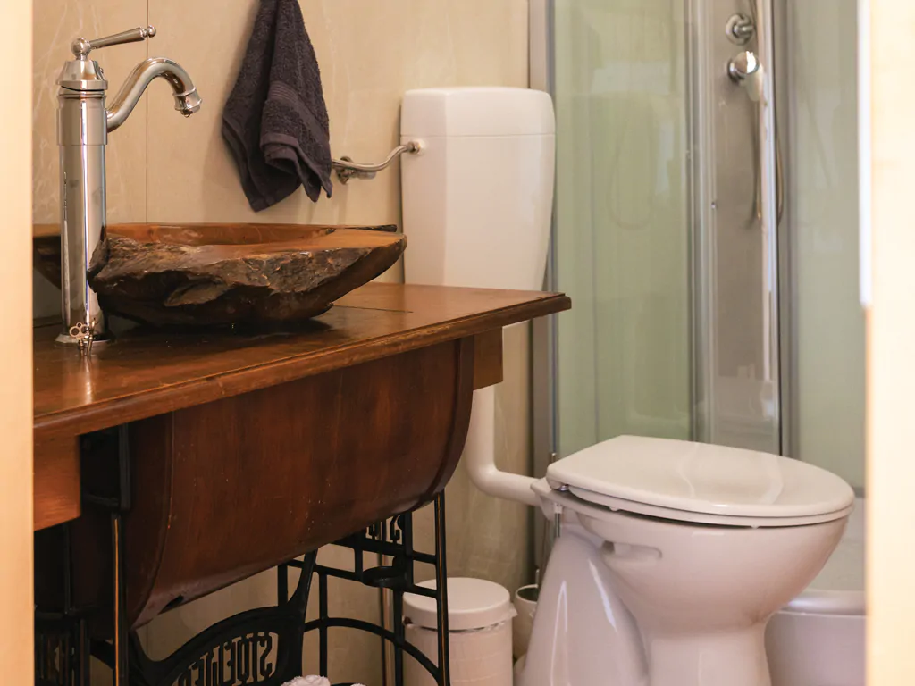 kolpa-resort-glaming-interior-poplart-bathroom