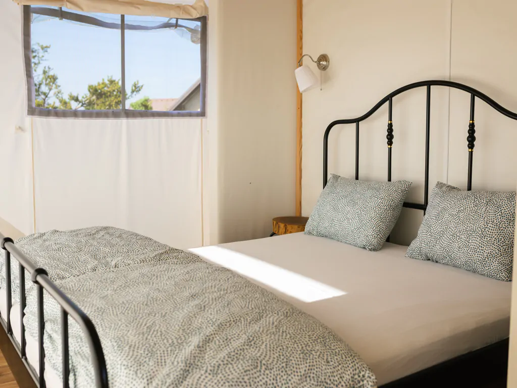 kolpa-resort-glaming-interior-poplart-double-bed