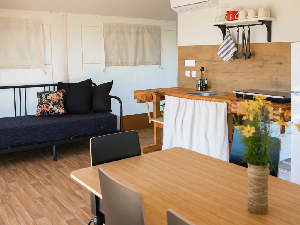 kolpa-resort-glaming-interior-poplart-living-room