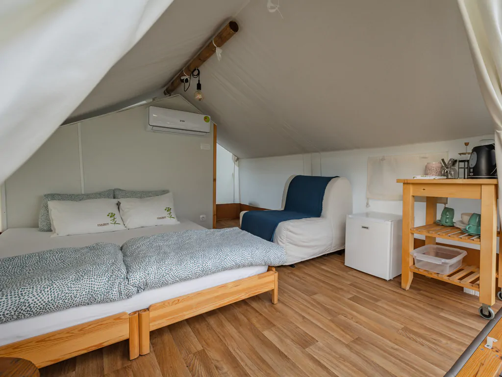 kolpa-resort-glaming-interior-chokeberry-living-room