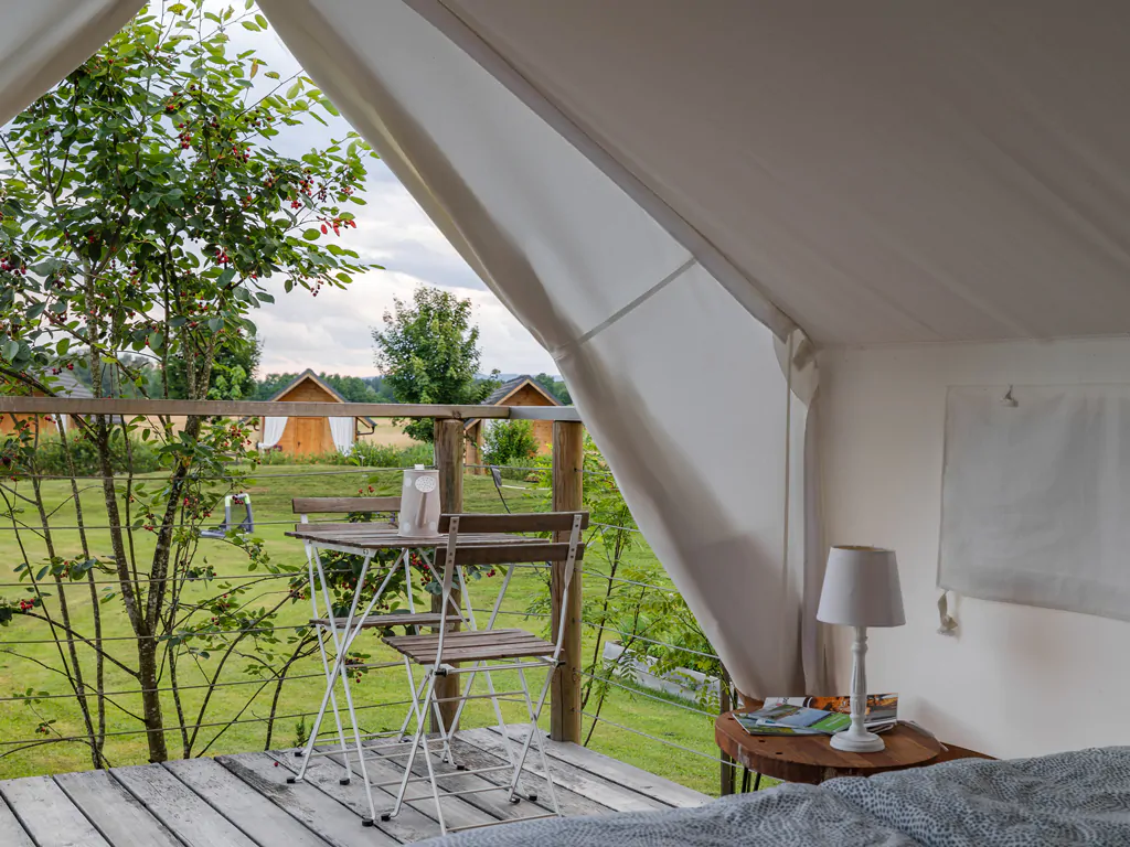 kolpa-resort-glaming-interior-chokeberry-terrace-chairs