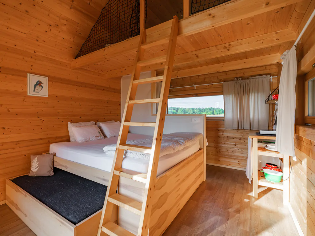 kolpa-resort-glaming-interior-glamping-chalet-his-double-bed-ii