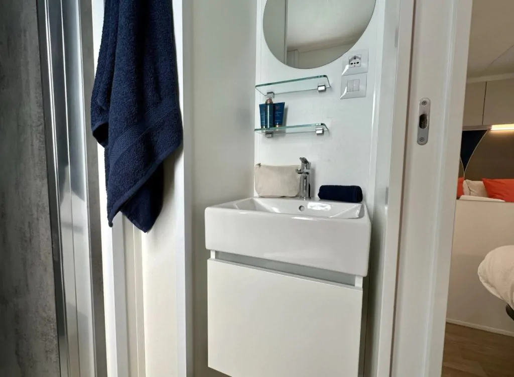 mobile-home-estivo-premium-deluxe-interior-bathroom