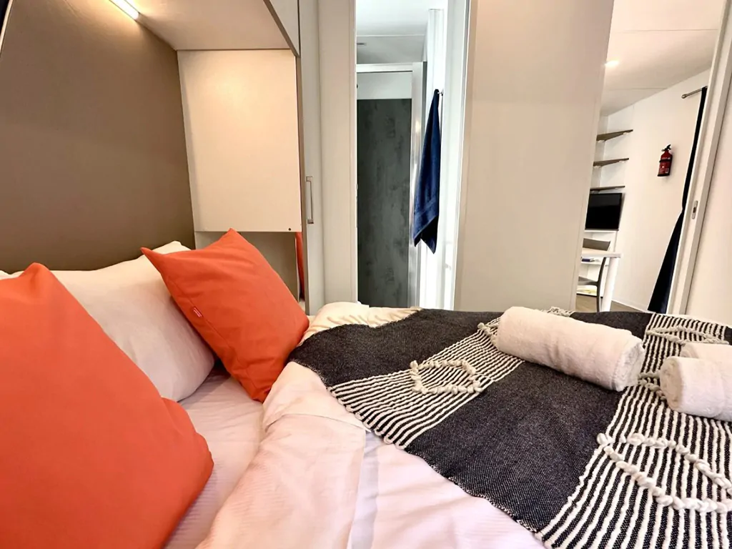 mobile-home-estivo-premium-deluxe-interior-bedroom-double-bed-i