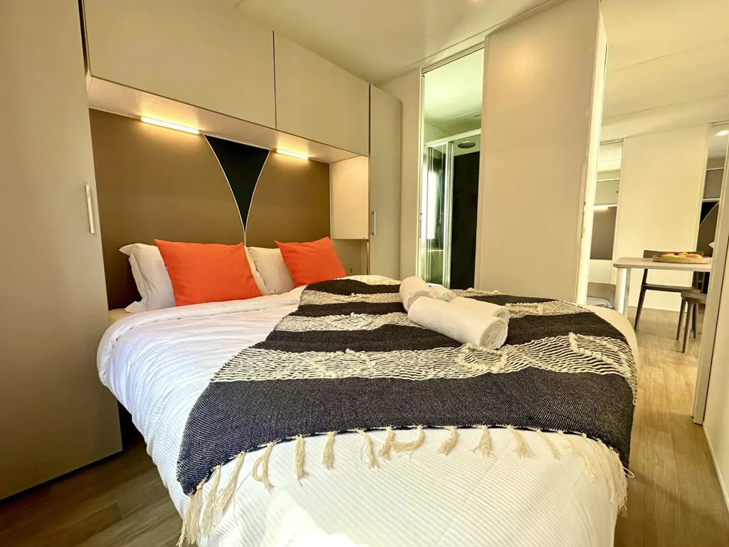 mobile-home-estivo-premium-deluxe-interior-bedroom-double-bed