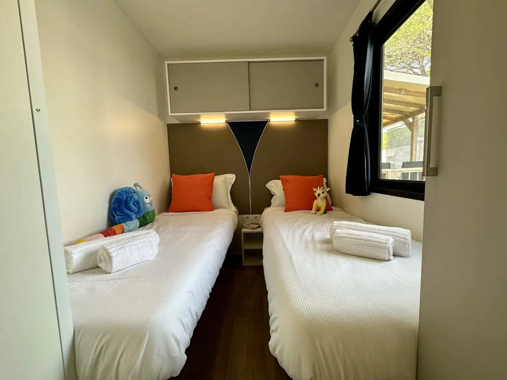 mobile-home-estivo-premium-deluxe-interior-bedroom-single-beds