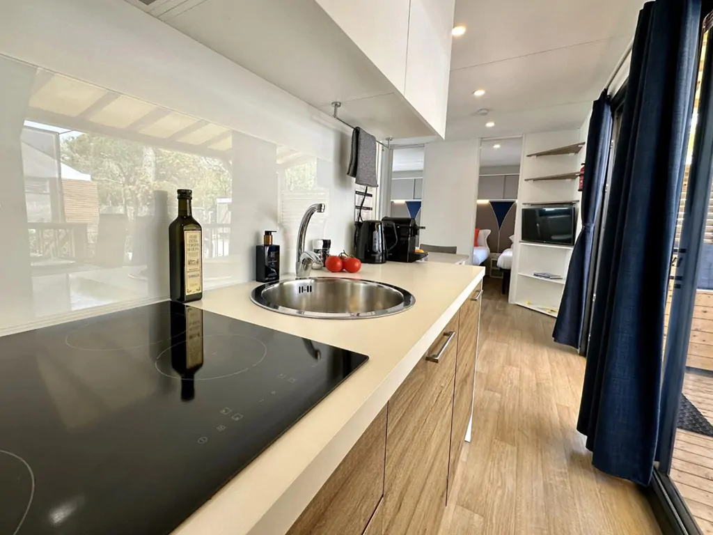 mobile-home-estivo-premium-deluxe-interior-kitchen