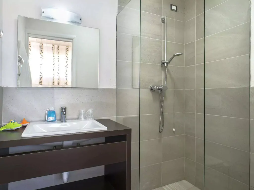 apartment-superior-villaggio-san-francesco-interior-bathroom