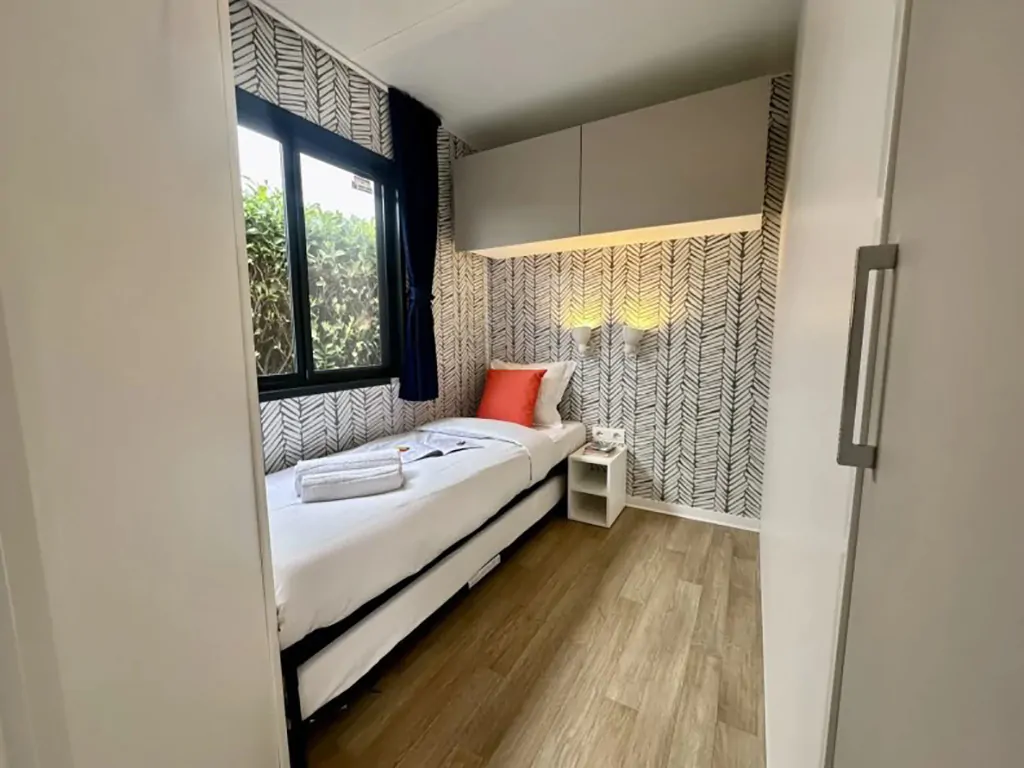 camping-del-sole-mobile-home-estivo-premium-deluxe-interior-pull-out-bed