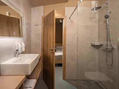 campsite-kacjak-holiday-home-bathroom-2