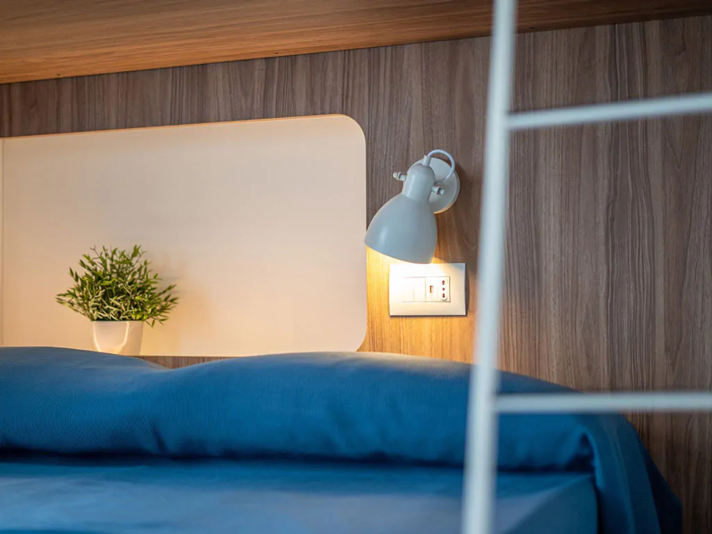 centro-vacanze-villaggio-san-francesco-mobile-home-lodge-deluxe-sea-view-interior-bedroom-details