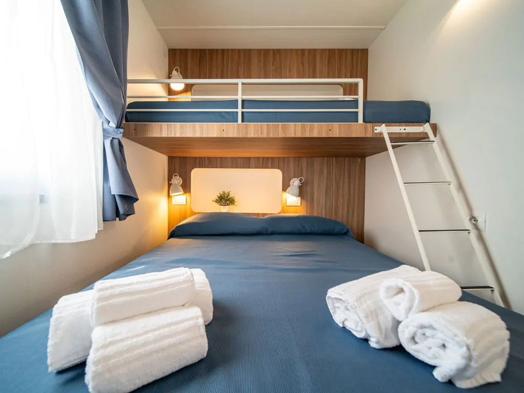 centro-vacanze-villaggio-san-francesco-mobile-home-lodge-deluxe-sea-view-interior-bedroom