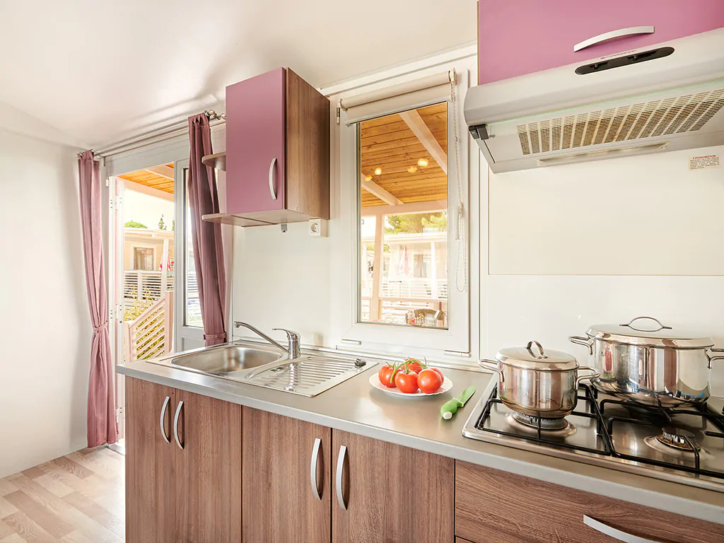 brioni-sunny-camping-interior-kitchen