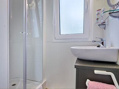 camping-bijela-uvala-mobile-home-premium-interior-bathroom