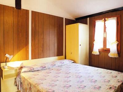camping-c-era-una-volta-bungalow-interior-double-bed